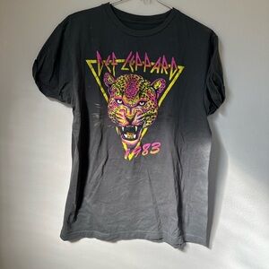 Def Leppard 1983 gray Graphic T-Shirt goodie two sleeves m saks